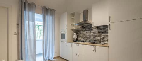 Fridge, oven, coffee/tea maker, electric kettle
