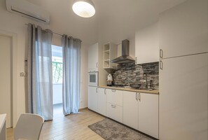 Fridge, oven, coffee/tea maker, electric kettle