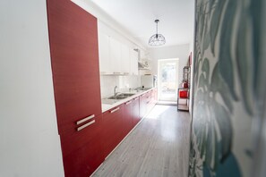 Kühlschrank, Mikrowelle, Ofen, Geschirrspüler