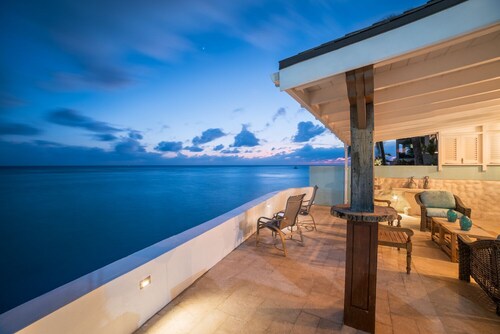 Villa Sunkissed on the beach