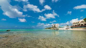 Beach nearby, sun loungers, beach towels