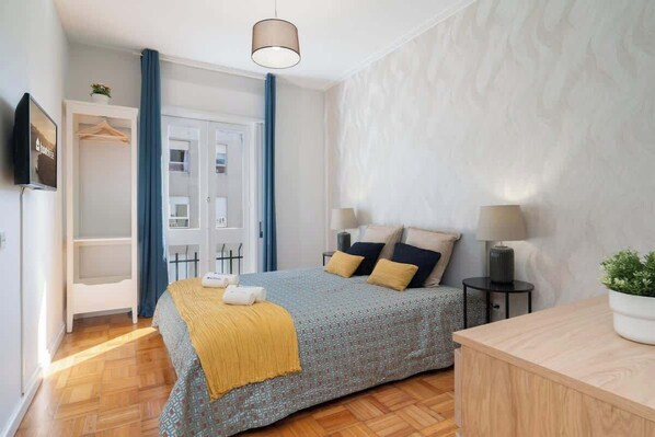 3 bedrooms, iron/ironing board, travel crib, WiFi