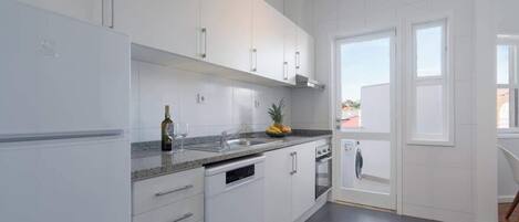 Køleskab, mikrobølgeovn, ovn, kogeplade