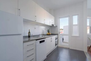 Fridge, microwave, oven, stovetop - Stylish Comfortable Apartment w/ Balcony by HostWise (Porto)