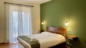 Camera Classic | Una cassaforte in camera, una scrivania, postazione laptop