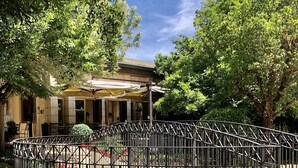 A garden with a bridge, a fountain, and a building with columns. - Albergo Mingone (Arpino)
