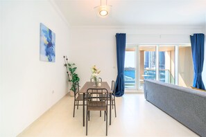 Apartamento (1 Bedroom) | Área de estar | TV de plasma 1 cm com canais via satélite, TV, livros