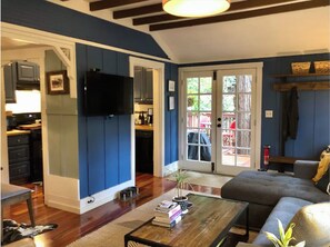 Smart TV, books, stereo