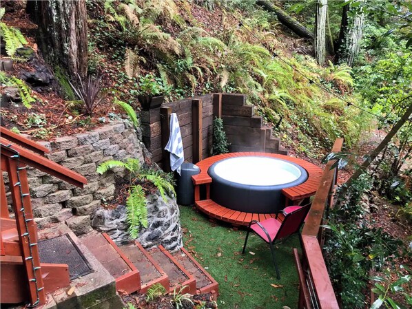 Outdoor spa tub