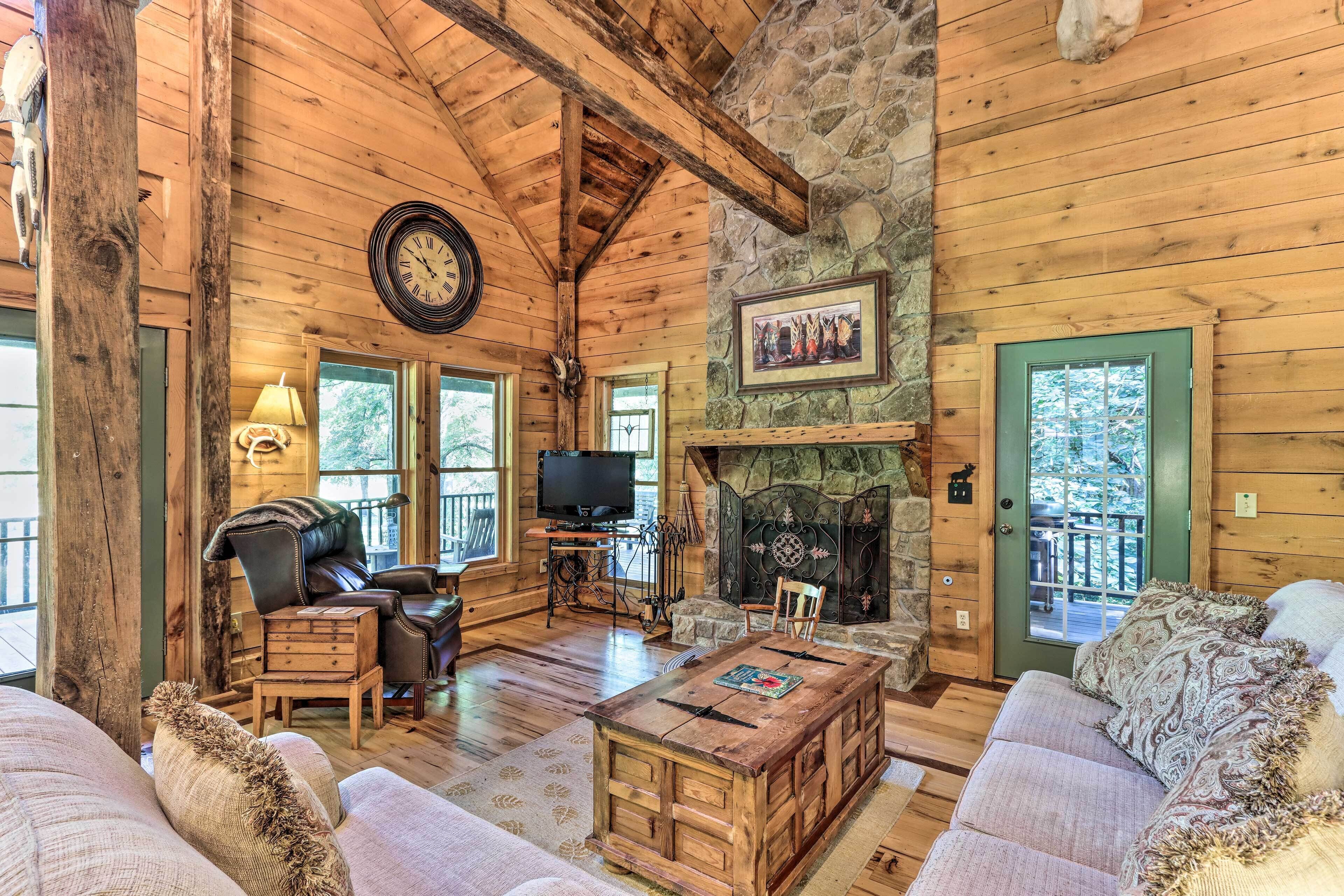 Cozy Brasstown Cabin: Deck, Grill + Kayaks!
