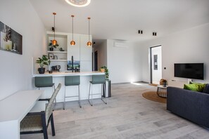 Deluxe Apartment | Living area | 90-cm Smart TV with cable channels, TV - Blue Bay - The Reef (Sint Michiel)