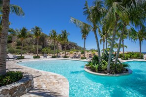 Outdoor pool, pool loungers - Blue Bay - The Reef (Sint Michiel)