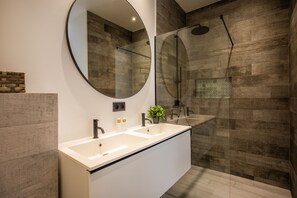 Apartamento luxo | Banheiro | Chuveiro, chuveiro com efeito de chuva, secador de cabelo 