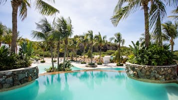 AuĂenpool, LiegestĂŒhle