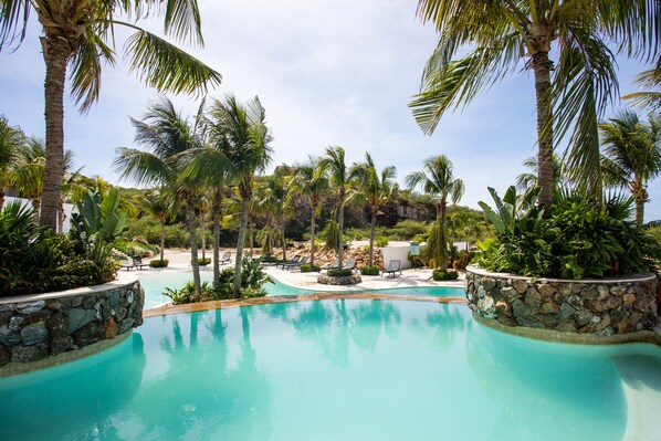 Outdoor pool, sun loungers - Blue Bay - The Reef (Sint Michiel)