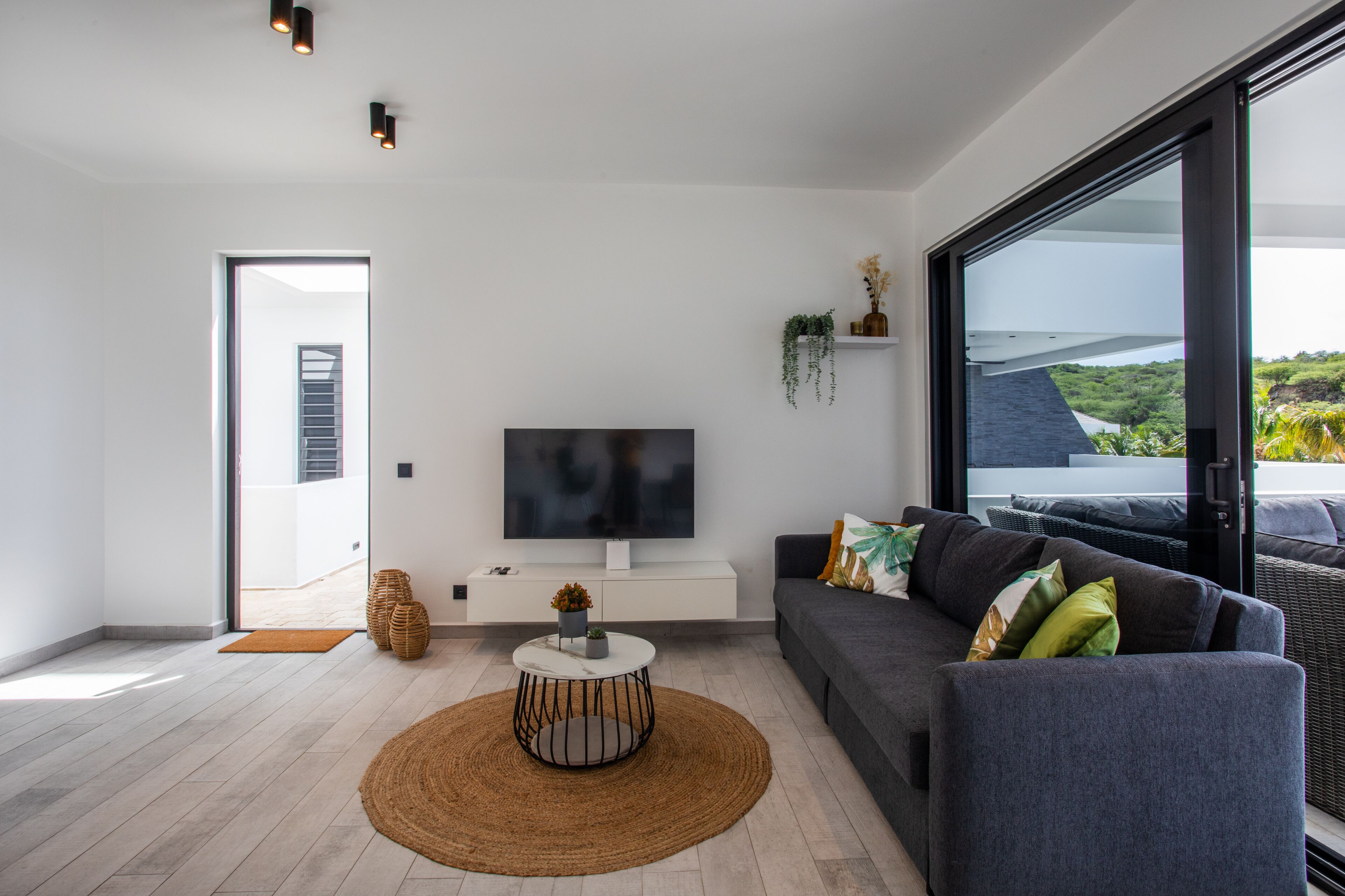 deluxe apartment | living room | 90-cm smart tv with cable channels, tv