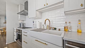 Geladeira, micro-ondas, fogão, cooktop