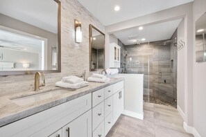 Shower, hair dryer, towels - Luxury Townhome with Panoramic Ocean Views (Dana Point)