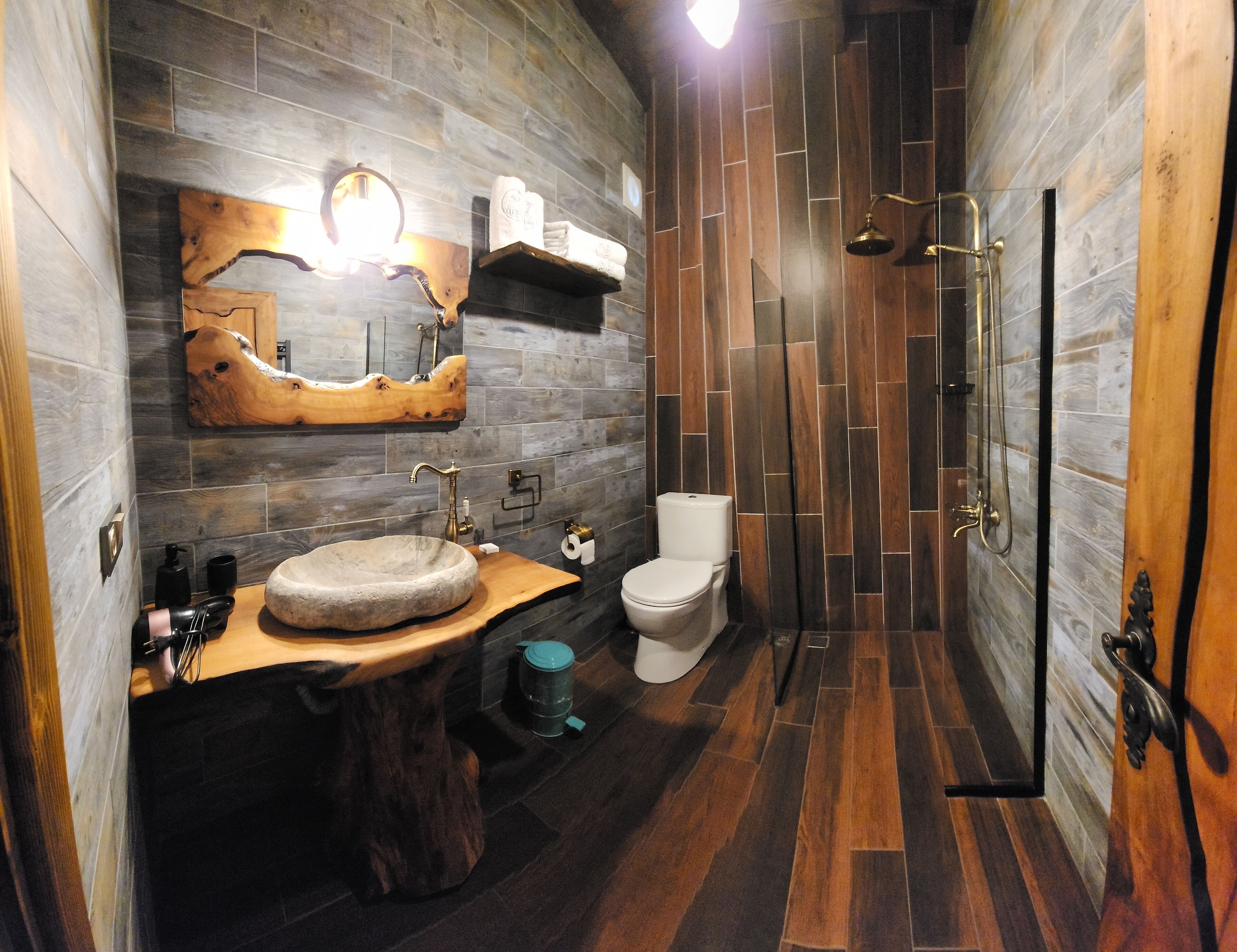 room | bathroom | slippers