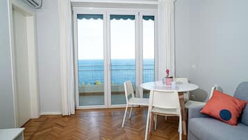 Apartamento (1 Bedroom) | Área de estar | TV de tela plana 50 polegadas com canais a cabo, TV