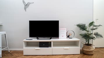 Apartamento (1 Bedroom) | Área de estar | TV de tela plana 50 polegadas com canais a cabo, TV
