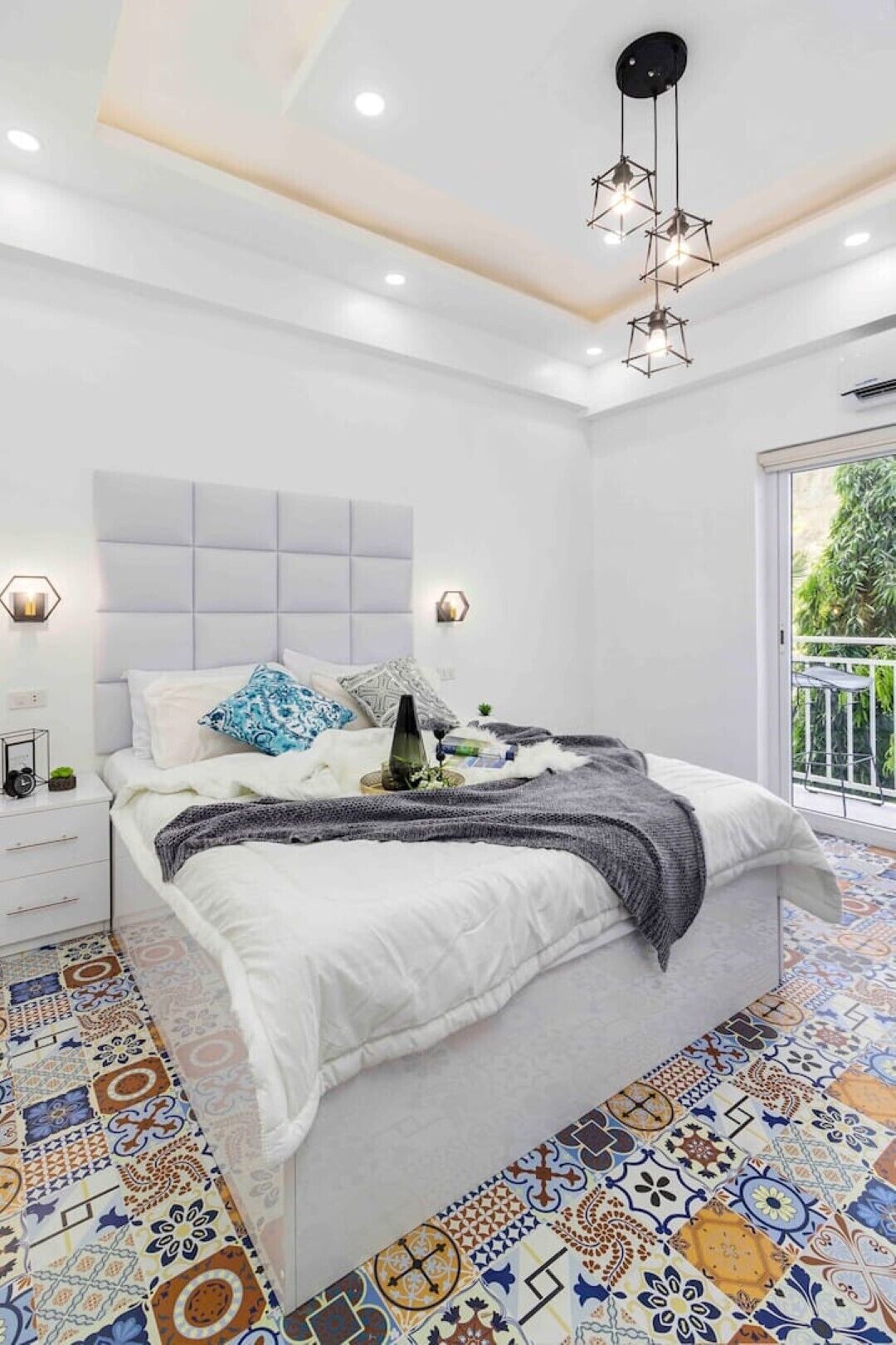 Tabla de planchar con plancha, wifi gratis y ropa de cama 