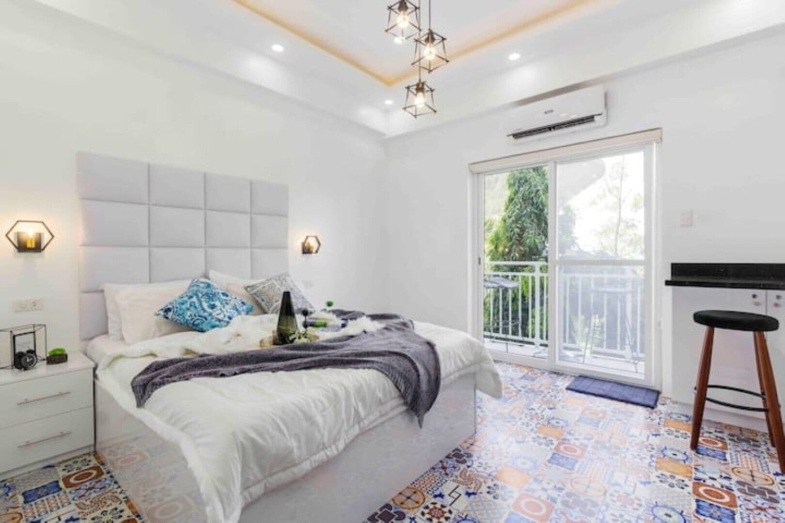 Tabla de planchar con plancha, wifi gratis y ropa de cama 