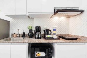 Refrigerador, microondas, parrilla de estufa y tetera eléctrica 