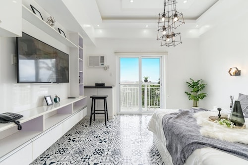 Soderberg by J&J (Near airport| Wi-Fi |Netflix)