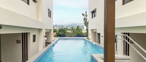 Una piscina al aire libre