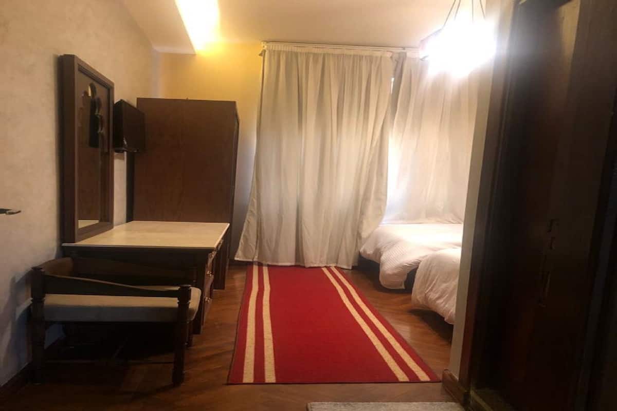 Edredones de plumas, colchones viscoelásticos, minibar y escritorio