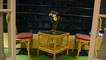 Chăn bông, nệm cao su hoạt tính (memory foam), minibar, bàn