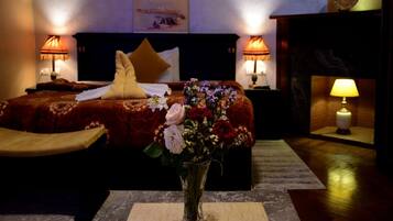 Cubrecamas, colchones con efecto memoria, minibar y escritorio