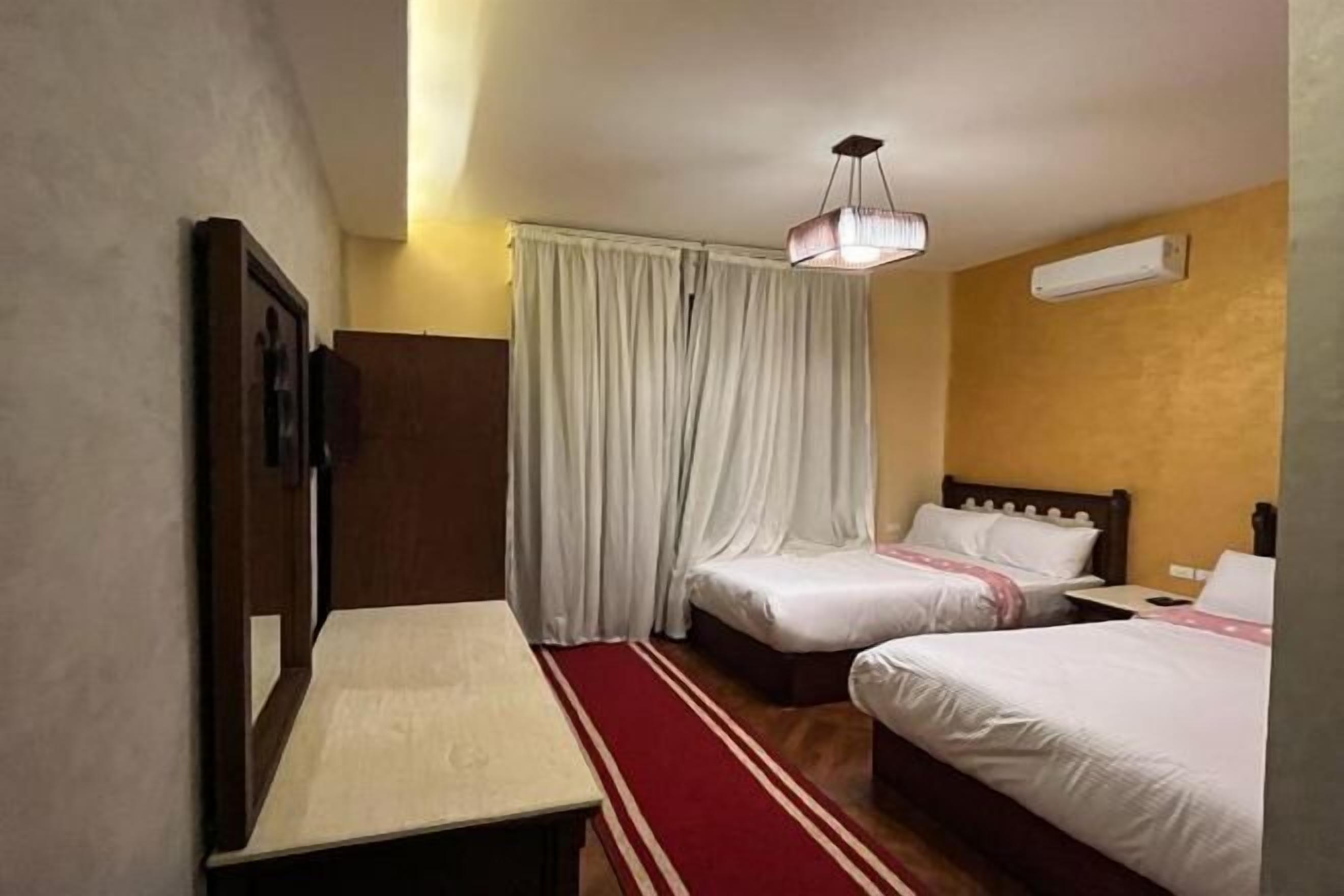 Daunenbettdecken, Betten mit Memory-Foam-Matratzen, Minibar