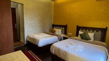 Cubrecamas, colchones con efecto memoria, minibar y escritorio