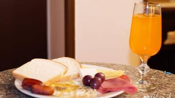 Desayuno continental gratuito y diario