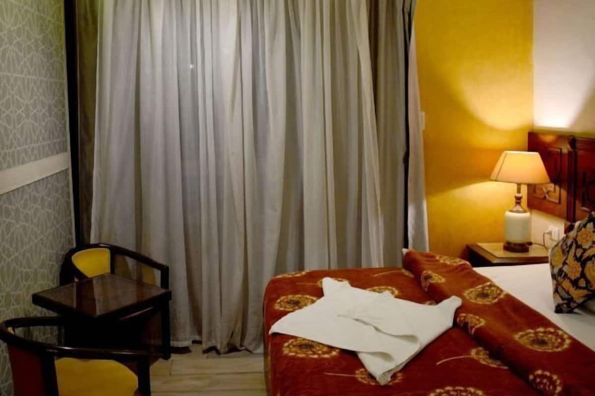 Daunenbettdecken, Betten mit Memory-Foam-Matratzen, Minibar