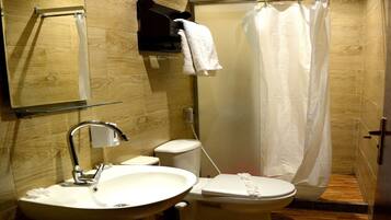 Edredones de plumas, colchones viscoelásticos, minibar y escritorio