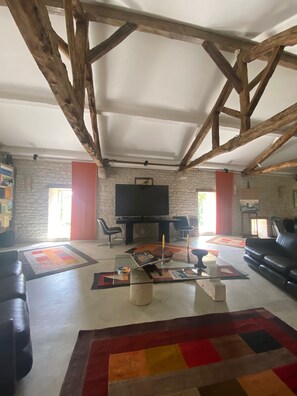 Interior - Former Quercy Blanc wine storehouse in the heart of the Cahors vineyards (Barguelonne-en-Quercy)
