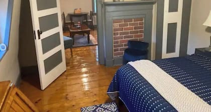 #4 Quaint 1 bedroom apartment in Historic Building