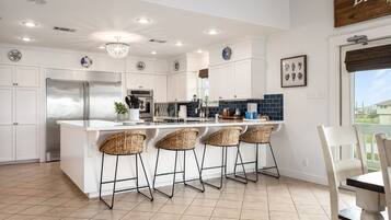 House, 4 Bedrooms | Private kitchen | Fridge, oven, coffee/tea maker, toaster