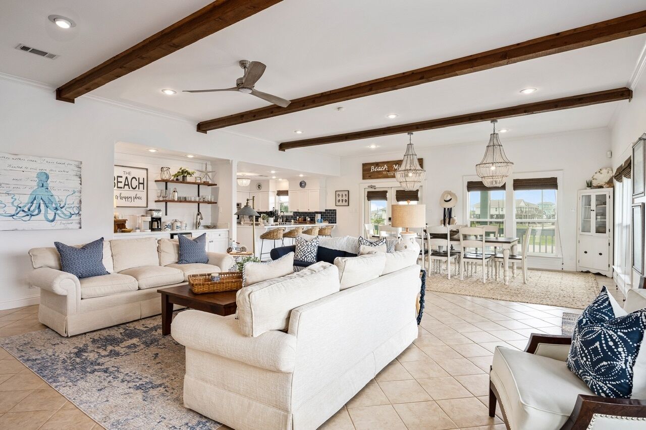 House, 4 Bedrooms | Living area | Smart TV