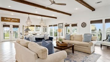 House, 4 Bedrooms | Living area | Smart TV