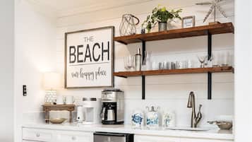 House, 4 Bedrooms | Private kitchen