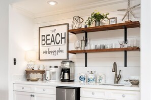 Hus, 4 soverom | Eget kjøkken | Kjøleskap, ovn, kaffetrakter/tekoker og brødrister