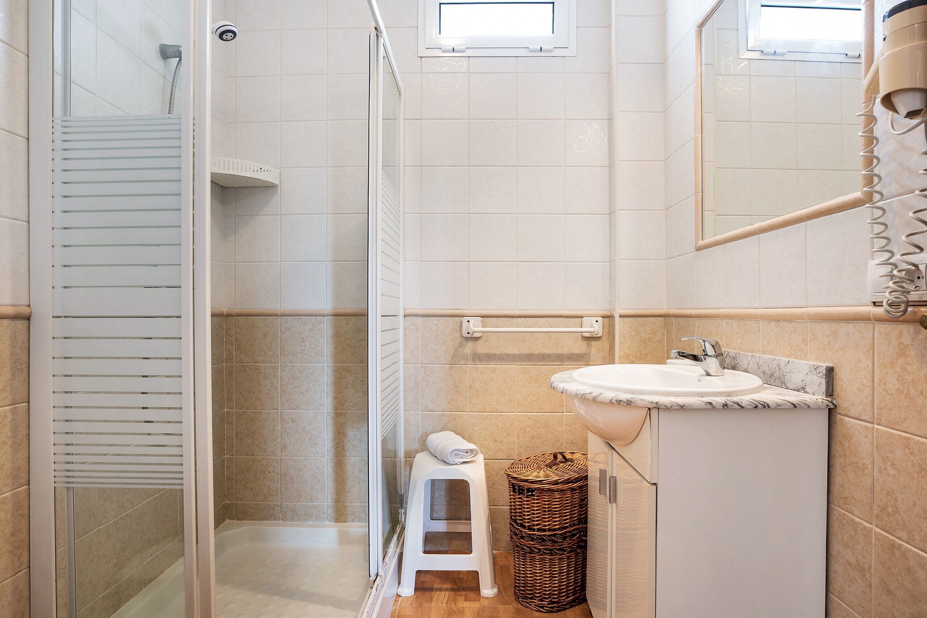 Shower, hair dryer, towels