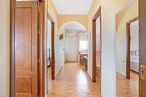 2 makuuhuonetta, silitysrauta/-lauta, ilmainen Wi-Fi, vuodevaatteet