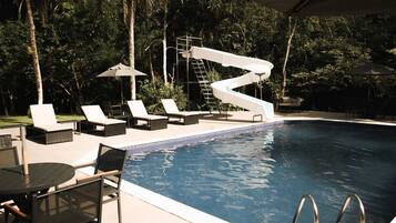 Una piscina al aire libre