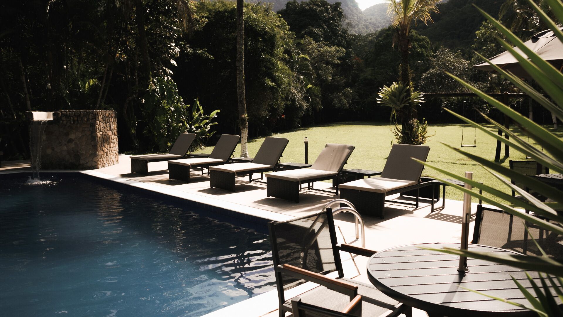 Una piscina al aire libre