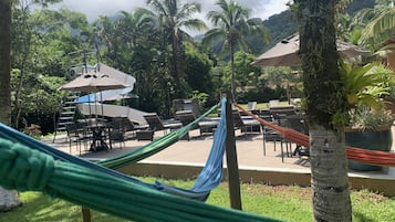 50–tuumainen äly-TV, jossa digitaalikanavat